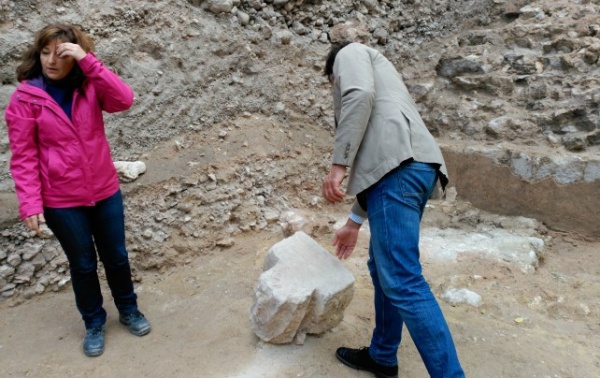 Fabiola Monzón y Fernando Gómez en las excavaciones de la iglesia de San Román.